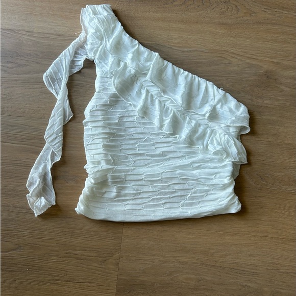 White One-Shoulder Ruffle Top 😍 - Picture 1 of 2